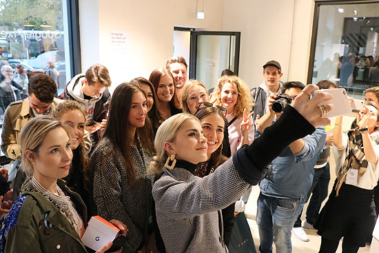 Zum Auftakt kam Caro Daur in das Münchner Google Pixel Studio (©Foto:Martin Schmitz)